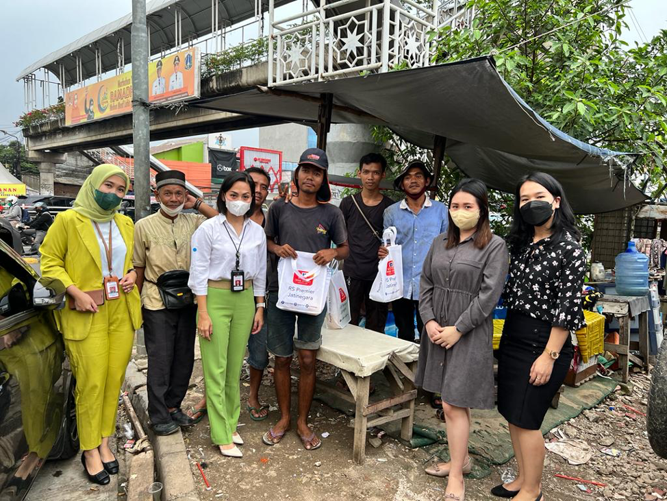 RS Premier Jatinegara Turun Ke Jalan Bagikan Bingkisan. Ramsay Sime Darby Health Care adalah Rumah Sakit dengan pelayanan terbaik di Jatinegara Jakarta