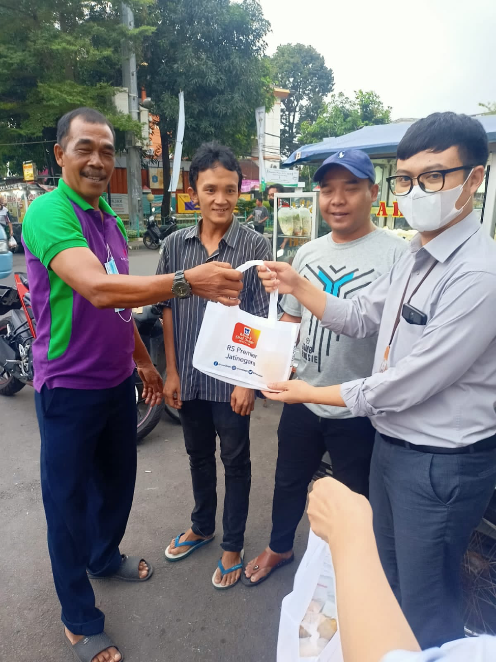 RS Premier Jatinegara Turun Ke Jalan Bagikan Bingkisan. Ramsay Sime Darby Health Care adalah Rumah Sakit dengan pelayanan terbaik di Jatinegara Jakarta